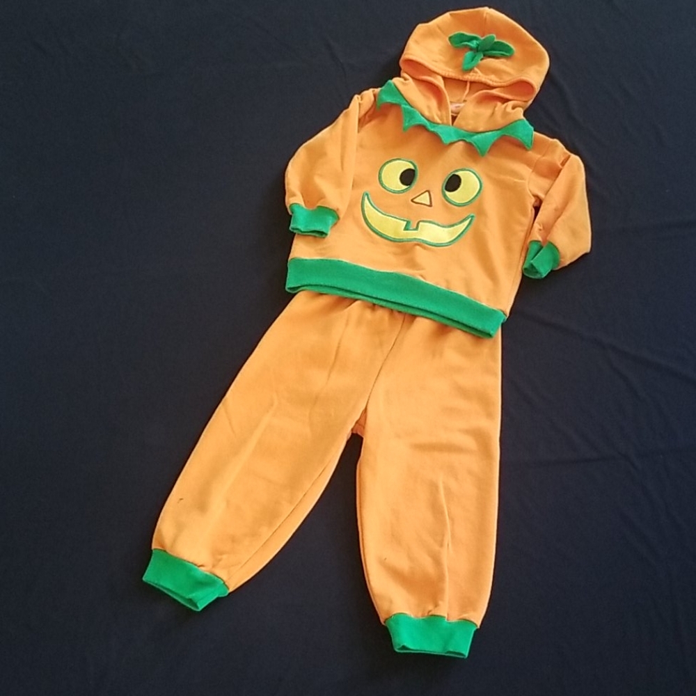 ❤❤❤ EUC 2-Piece Halloween Pumpkin Outfit Size 24M